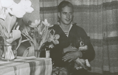 876031 Portret van Gerrit van den Brink uit Wijk C te Utrecht, bij zijn terugkeer uit Nederlands-Indië waar hij gediend ...